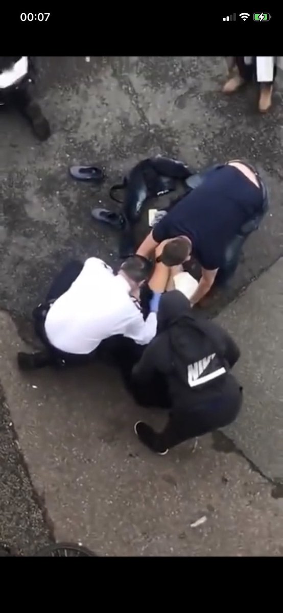 BettyBoochichi2's tweet photo. I’m listening to a caller on a programme criticising the police for not caring about stab victims, and of course I know that’s not true. 

This is what police officers are doing for stab victims almost every single day. https://t.co/jrDbCv8QEG