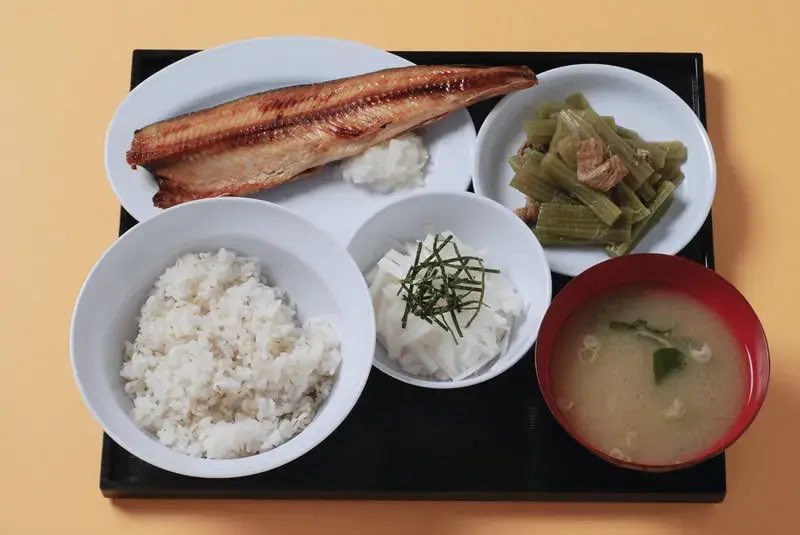 _115415's tweet photo. 日本の刑務所で提供されるご飯はこんなものもある
全国の刑務所で白飯、味噌汁、たくあんで統一で良いんだけどね https://t.co/VL8TU82WjS