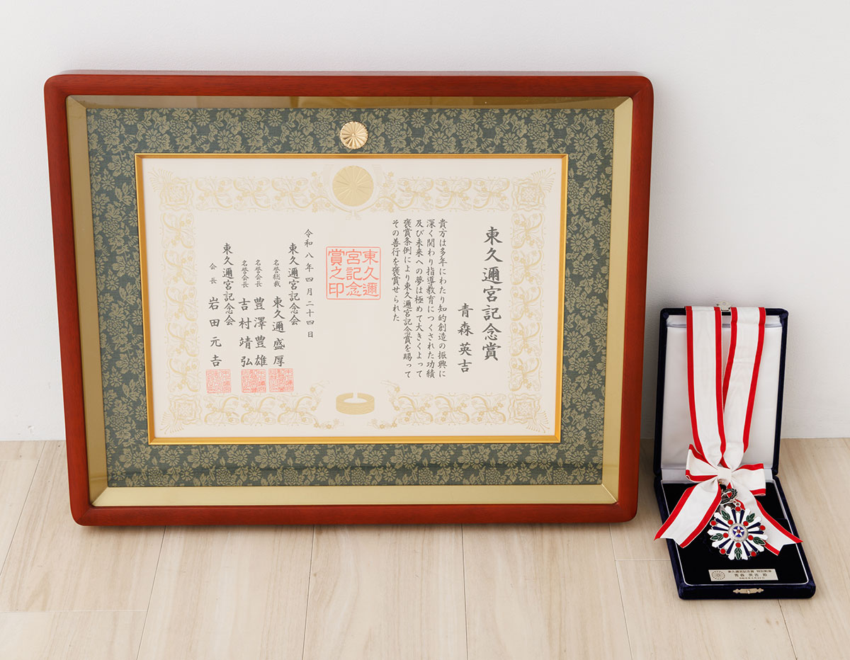 _riburu_'s tweet photo. 🎖️東久邇宮記念賞 受賞記念🎖️

当店店長・青森が靴下事業の功績により
東久邇宮記念賞を受賞しました🎉🎉🎉

いつもご愛顧いただきありがとうございます。
これからも皆さまに喜んでいただける商品をお届けしてまいります。

感謝を込めて👇
🧦店内全品5％OFFクーポン配布（〜6/30）
🧦店長おすすめ商品はポイント10倍（〜6/30）

和紙ソックスをはじめ、
こだわりの靴下をぜひこの機会にお試しください✨

▼クーポンはこちら

楽天リブル
https://t.co/ZC5eg8jDIq

楽天ロップス 
https://t.co/Dmv4SZmK1x

Yahooリブル 
https://t.co/4ZNwpYKfZG

Yahooロップス 
https://t.co/BME0MkDJh1

※ポイント10倍商品は店内検索「店長愛用」でご覧いただけます☺

#東久邇宮記念賞
#受賞記念クーポン
#10億足の笑顔