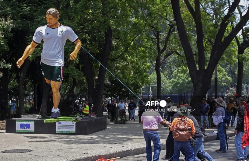 napolista's tweet photo. Arrivano i #Mondiali, e a Città del Messico gli insegnanti abbattono le statue dei calciatori

Le proteste per stipendi e pensioni non risparmiano i simboli calcistici: abbattute e bruciate le statue di #Spagna, #Francia e #Belgio
https://t.co/4wIYMOoTZ6 https://t.co/NyFXng7Vcw