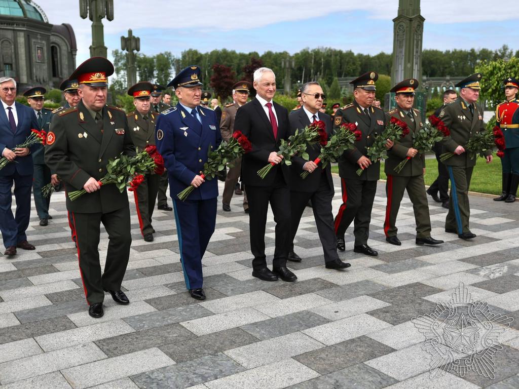 MOD_BY's tweet photo. Участники заседания Совета министров обороны государств — членов ОДКБ возлагают цветы к монументу «Матерям победителей» в военно-патриотическом парке «Патриот». https://t.co/hqoS0AfMNN