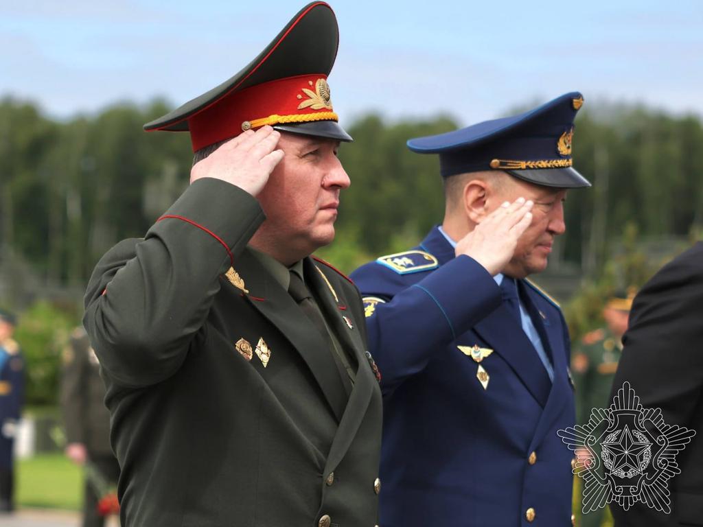 MOD_BY's tweet photo. Участники заседания Совета министров обороны государств — членов ОДКБ возлагают цветы к монументу «Матерям победителей» в военно-патриотическом парке «Патриот». https://t.co/hqoS0AfMNN