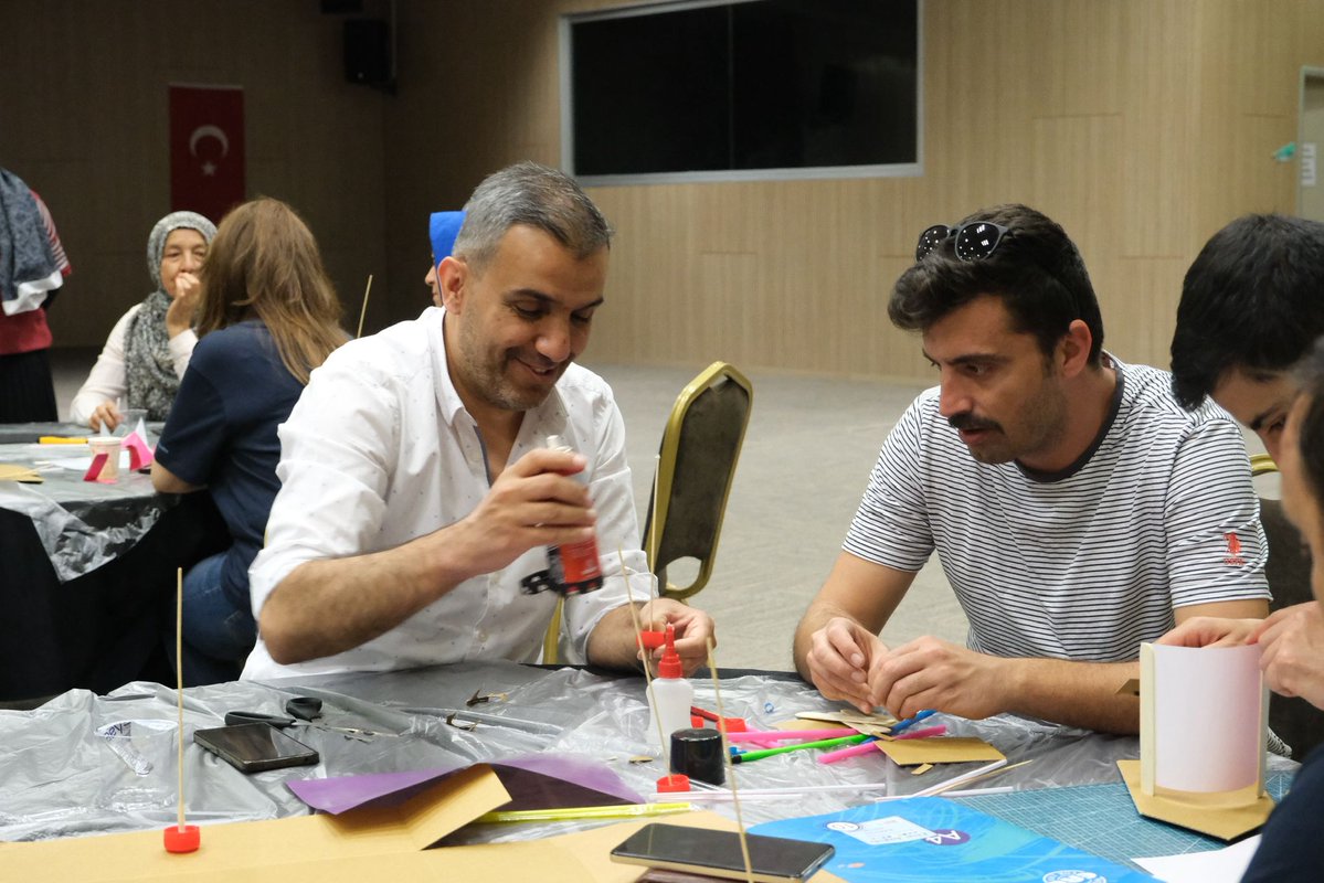 konyamem's tweet photo. BİLİMUM (BİLİM MUALLİMLERİ MERKEZİ) BİLİM LİDERLİĞİ EĞİTİM PROGRAMI DEVAM EDİYOR

Müdürlüğümüz ve Konya Büyükşehir Belediyesi ortaklığında oluşturulan BİLİMUM (Bilim Muallimleri Merkezi) bünyesinde öğretmenlerimize yönelik uygulamalı eğitimler verilmeye devam ediyor.

Türkiye Yüzyılı Maarif Modeli doğrultusunda uygulanmakta olan "Bilim Liderliği Eğitim Programı" sayesinde günümüz dünyasının teknolojik gelişmeleri ve bilimsel çalışmaları çerçevesinde öğretmenlerimiz, eğitimde yeni yaklaşımlar ve metotlarla daha donanımlı hale geliyor.

Uygulamalı eğitim becerilerini artırarak mesleki gelişimlerine katkı sunan seminerler sayesinde öğretmenlerimiz yeniden yapılandırmacı ve ilerlemeci bir bakış açısı kazanıyor. Ayrıca güncel eğitim yaklaşımlarının sınıflarda uygulanması konusunda da tecrübe elde ediyor.

Konya Bilim Merkezinin ev sahipliğinde gerçekleşen eğitimler, ilimizde görev yapıp başvuruda bulunan tüm öğretmenlere alanında uzman isimler ve akademisyenler tarafından veriliyor.
@tcmeb @Yusuf__Tekin @TCKonyaValiligi @Vali_Akin 
@Konyabuyuksehir @u_ibrahim_altay @gokhanmurat1  
#BizimOkulumuz #BaşarmayaHazırım #Konyamem