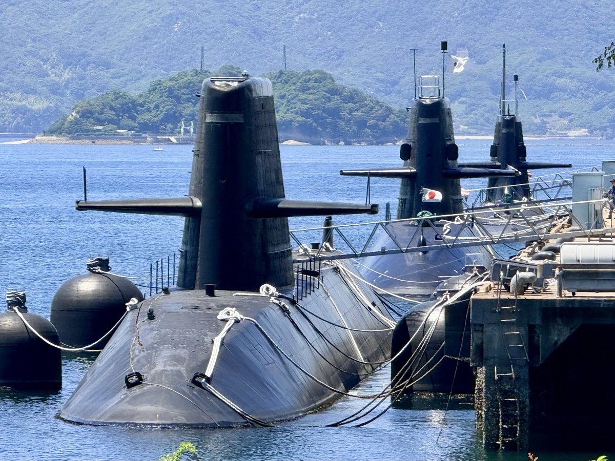 土曜日昼飯はアレイからすこじまの潜水艦の見える喫茶店港町珈琲店で海