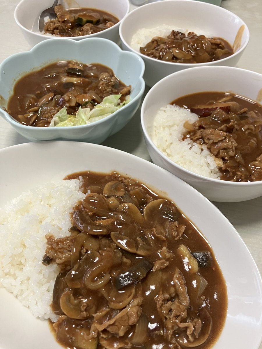kitchenc_uber's tweet photo. 今日の夜ご飯です！

正解は、、、、

ハヤシライスでした〜🫶

最近、我が家で少し流行り！
今日も美味しかったです☺️

真ん中ちゃんが今日もお手伝い✨

夜ご飯クイズの正解者は、
（2点）

おだんごしゃん🍡、もはやしゃん、かっちさん
ねこだまりさん、ダイコンさん、えりりん
わらべしゃん、ペンギンさん🐧、くにまるさん
トーマスさん、まんじろうさん

ハッシュドビーフも一応正解で
（1点）

か🐰さん、べーやんさん、唐草さん
あおひなパパさん

です！

今日もたくさん答えてくださりありがとうございました！

夜も楽しんで行きましょ〜🫶