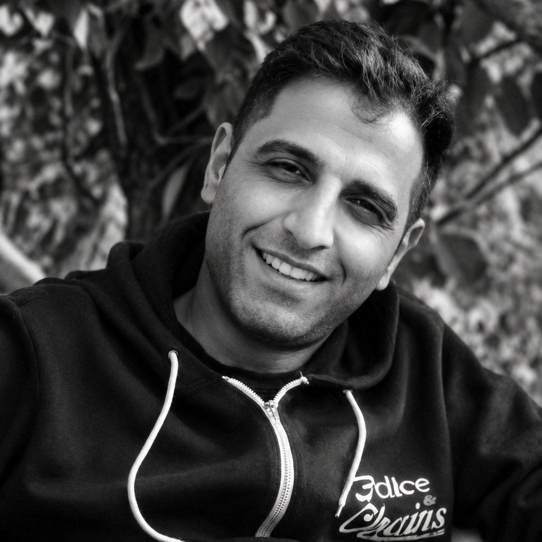 NoaMagid's tweet photo. The Islamic regime hanged Fathollah Avari yesterday.

He had a life. He had a family. He did nothing wrong.

He died alone, in the dark. https://t.co/uU7URibaet