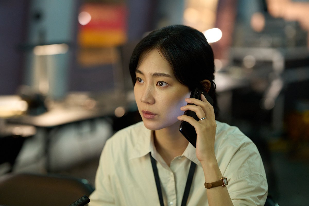 PoohChaiKonNun's tweet photo. สิ่งหนึ่งที่ชอบใน #Colony #ยึดร่างคลั่ง คือความสัมพันธ์ของผู้หญิงสองคนที่มีความเชื่อมโยงกันอยู่ และต่างคนต่างต้องสู่กับสถานการณ์คับขัน คนหนึ่งอยู่ข้างในอีกคนอยู่ข้างนอก
ทั้งสอง���นมีสถานะที่เหมือนจะอยู่ตรงกันข้ามกันแต่ใช้สมองในการจัดการปัญหาจนได้
ทั้งจอนจีฮยอน และ ชินฮยอนบิน แสดงดีมากและเป็นบทบาทตัวละครหญิงในหนังสยองขวัญที่เขียนออกมาได้โคตรเท่