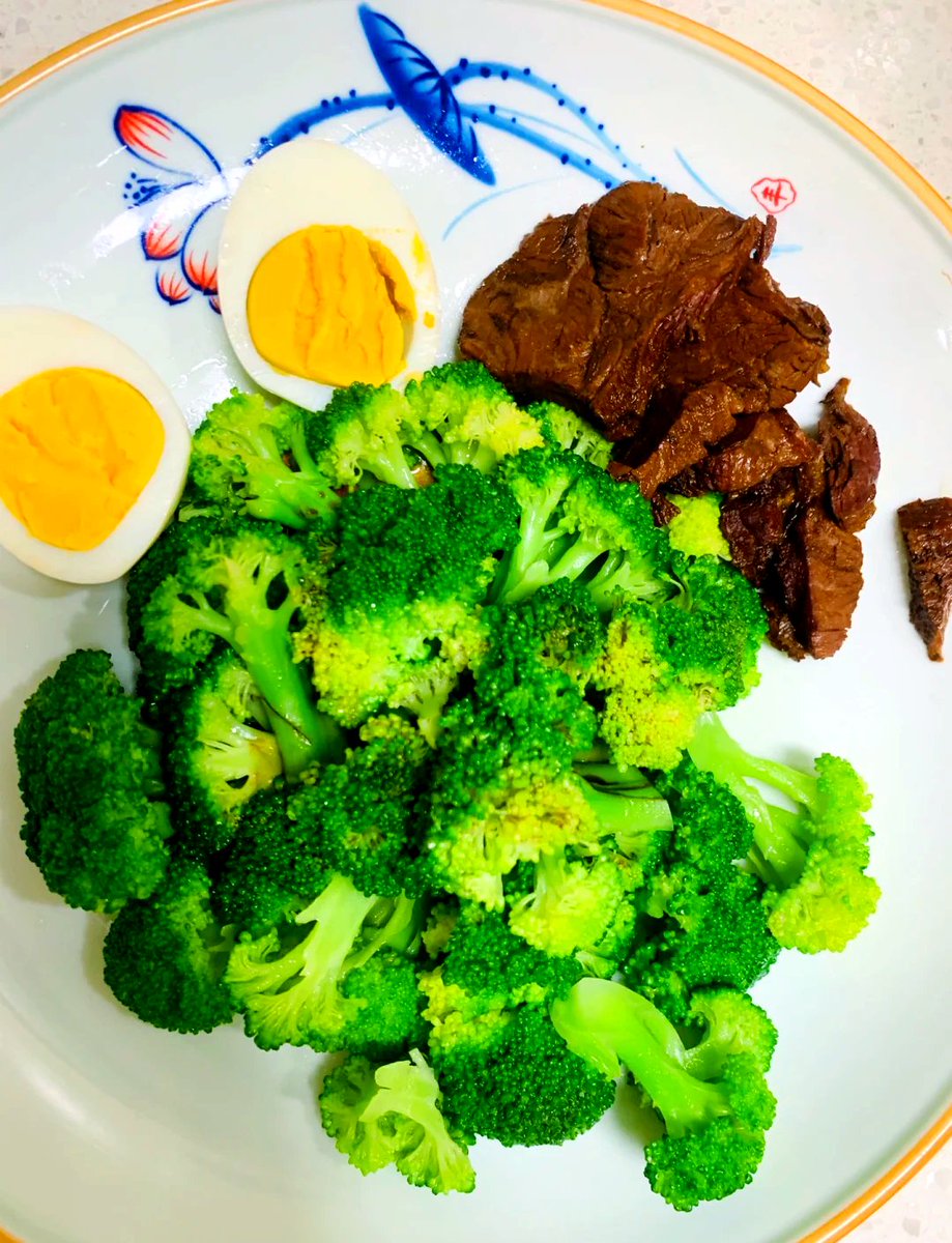 naughty_g_n's tweet photo. Quick u0026 tasty fat loss meal: grilled chicken breast + roasted broccoli + 1/2 avocado, no added sugar or oil. Perfect for busy weekdays! https://t.co/E9gGCfV8N4
