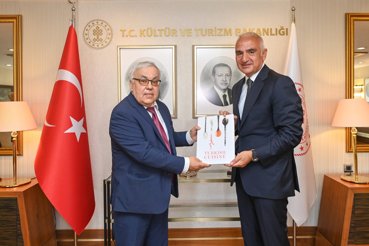 MehmetNuriErsoy's tweet photo. Rusya Federasyonu’nun Ankara Büyükelçisi Sayın Sergey Verşinin’i Bakanlığımızda ağırladık.

Görüşmemizde Türkiye-Rusya turizm ilişkilerini, karşılıklı ziyaretçi hareketliliğini, hava trafiğinin geliştirilmesini ve sektörler arası iş birliği imkânlarını değerlendirdik.

Turizmde güçlü bağlarımızı daha da ileri taşıyacak ortak çalışmalar üzerine verimli bir görüş alışverişinde bulunduk.

Ziyaret kapsamında ayrıca, “Asırlık Tariflerle Türk Mutfağı” kitabını Sayın Verşinin’e takdim ederek Türk mutfağının kültürel miras ve gastronomi turizmindeki güçlü değerini paylaşmaktan memnuniyet duyduk.