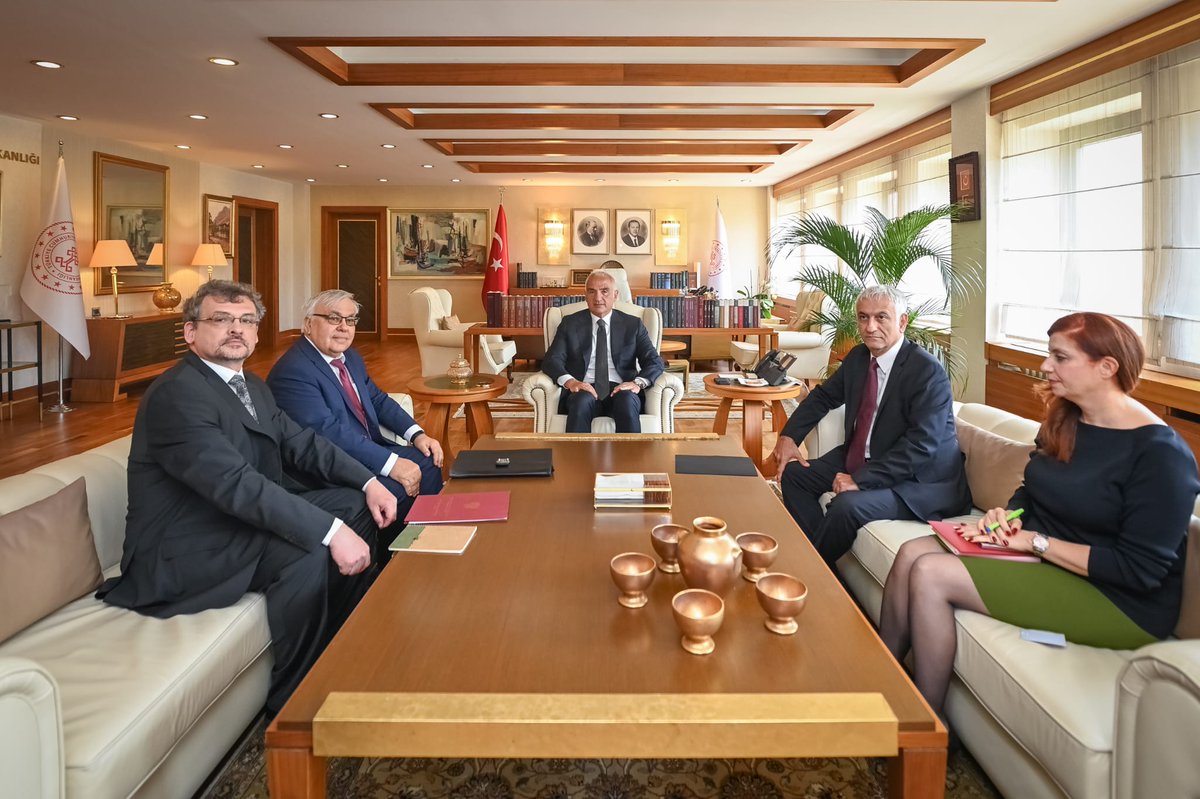 MehmetNuriErsoy's tweet photo. Rusya Federasyonu’nun Ankara Büyükelçisi Sayın Sergey Verşinin’i Bakanlığımızda ağırladık.

Görüşmemizde Türkiye-Rusya turizm ilişkilerini, karşılıklı ziyaretçi hareketliliğini, hava trafiğinin geliştirilmesini ve sektörler arası iş birliği imkânlarını değerlendirdik.

Turizmde güçlü bağlarımızı daha da ileri taşıyacak ortak çalışmalar üzerine verimli bir görüş alışverişinde bulunduk.

Ziyaret kapsamında ayrıca, “Asırlık Tariflerle Türk Mutfağı” kitabını Sayın Verşinin’e takdim ederek Türk mutfağının kültürel miras ve gastronomi turizmindeki güçlü değerini paylaşmaktan memnuniyet duyduk.