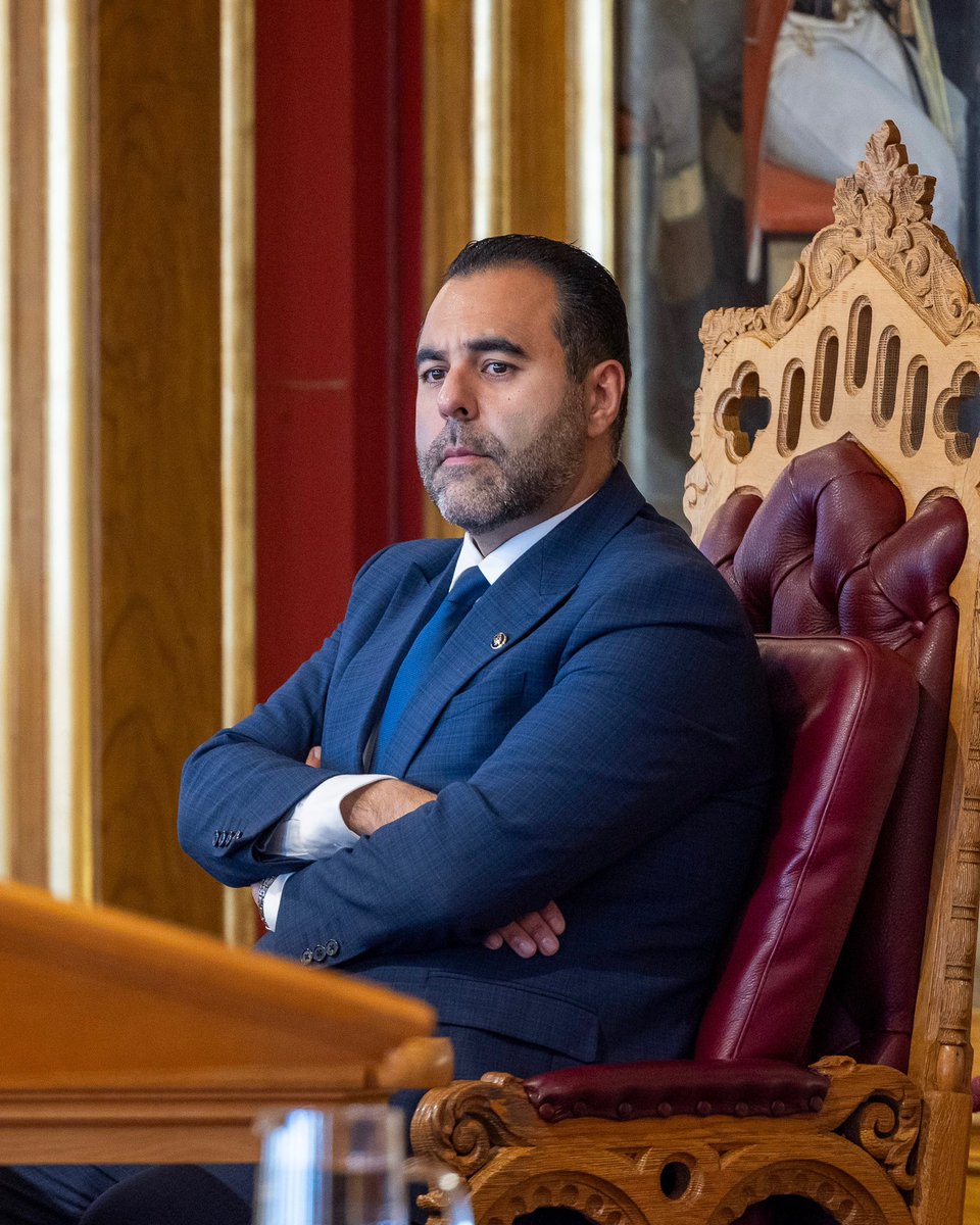 MasudGh's tweet photo. Norske politikere blir hetset og truet. Sånn skal vi ikke ha det i Norge. ❤️

I dag kom en rapport fra Politihøgskolen om hets og trusler mot norske rikspolitikere. Bildet forskerne tegner er ikke positivt:

– Over 70 prosent av politikerne sier de har opplevd hets eller trusler
– 40 prosent har vært utsatt for alvorlige hendelser, som for eksempel skade eller vold mot seg selv eller andre de er glade i
– Og om lag 1 av 5 sier at trusler og hets gjør at lar være å uttale seg om kontroversielle saker eller temaer

Og det er dette som er problemet: 
Om folk opplever hets, trekker de seg fra politikken. Vi mister viktige stemmer i samfunnsdebatten. Og det blir vanskeligere å rekruttere folk til politikken.

Det er alvorlig! Demokratiet vårt avhenger av at alle engasjerer seg. Uavhengig av kjønn, hudfarge eller legning.

Vi må tåle å være uenige i sak, uten å
hetse eller hate. Vi kan bedre, Norge! 🇳🇴