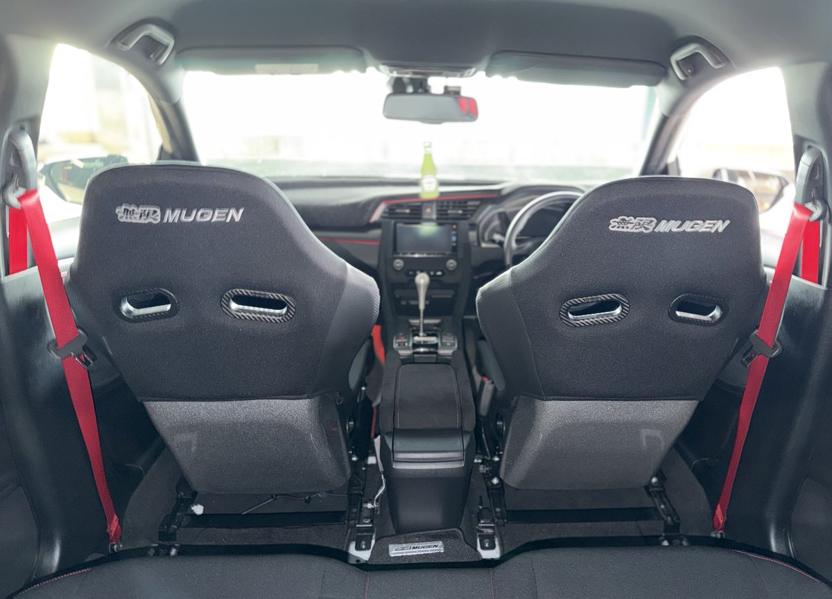 cr_fn2's tweet photo. New Style〜
内装第2弹

MUGEN MS-V Full Bucket Seat

元々BRIDEだったので、すんなり装着
確かに話題のBRIDEの裁縫には納得いかないし、MS-Rの方がとかも思いつつ無限ロゴなので滅ﾁｬｯｶｺｲｲしハイブリシフターとも相まって最高に良い https://t.co/Dip3hIIHVa