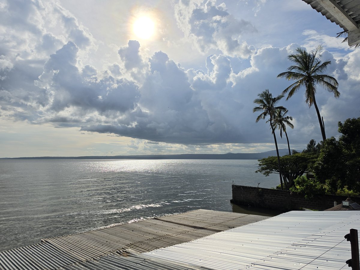MacOtani's tweet photo. I recently got a hold of the Samsung Galaxy S26 Ultra and decided to take her to Kisumu Dala for a hot lakeside date. I fully enjoyed the date and the views, but I will let S26 speak for herself in a few posts below….. 😍

#withGalaxy #GalaxyAi https://t.co/97rt7gOlH1