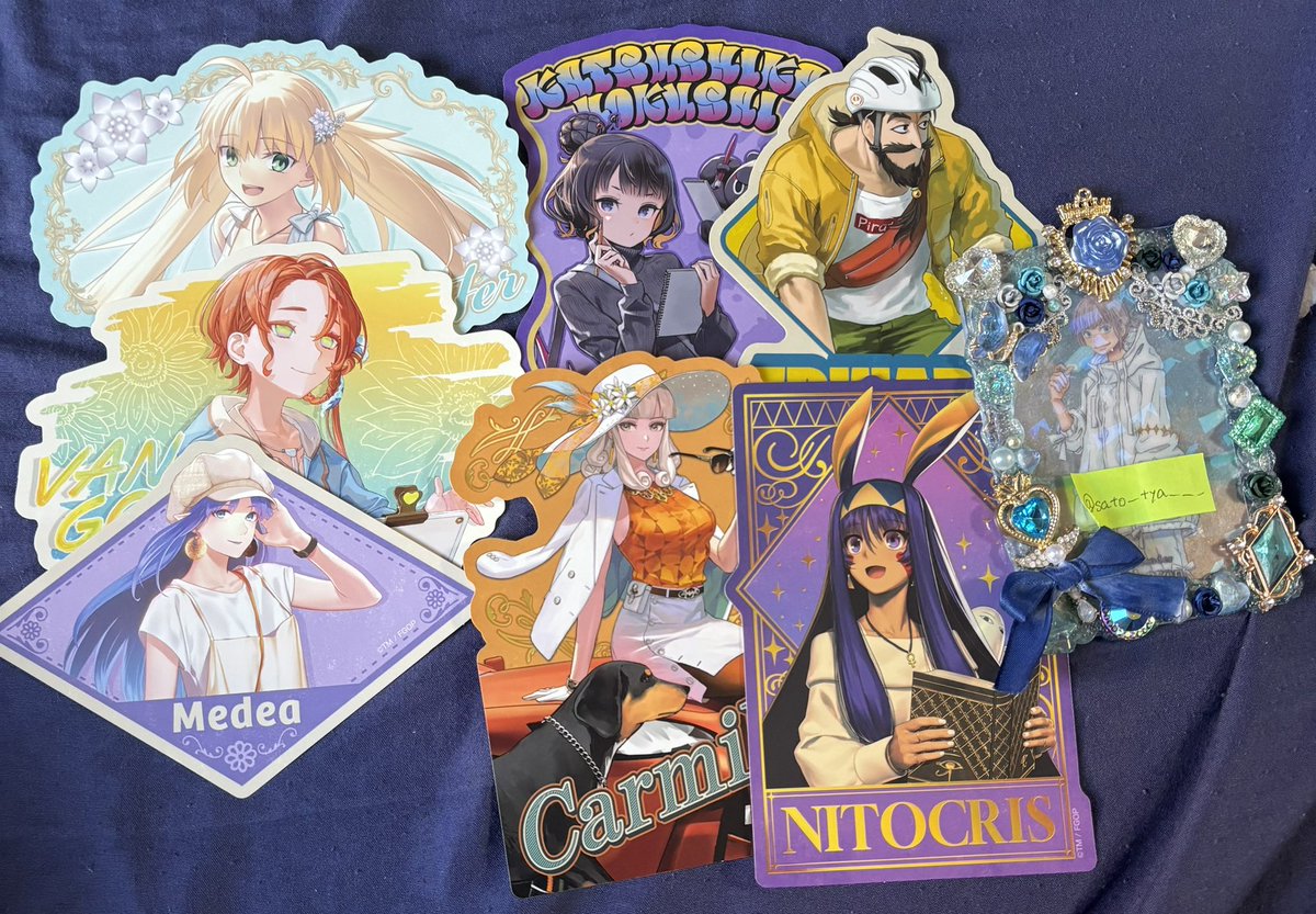 sato_tya____'s tweet photo. 【交換】
Fate/GrandOrder FGO OVER THE SAME SKY 新聞 缶バッジ ブロマイド ポートレート ステッカー

譲 画像のもの＋缶バ高杉4、巌窟王2

求 同異種オベロン(同種は缶バ最優先)

郵送または都内手渡し
比率違いや抱き合わせ何でも検討いたします。
1点からでもお気軽にお声掛けください､､､！ https://t.co/OTDrumFfSi