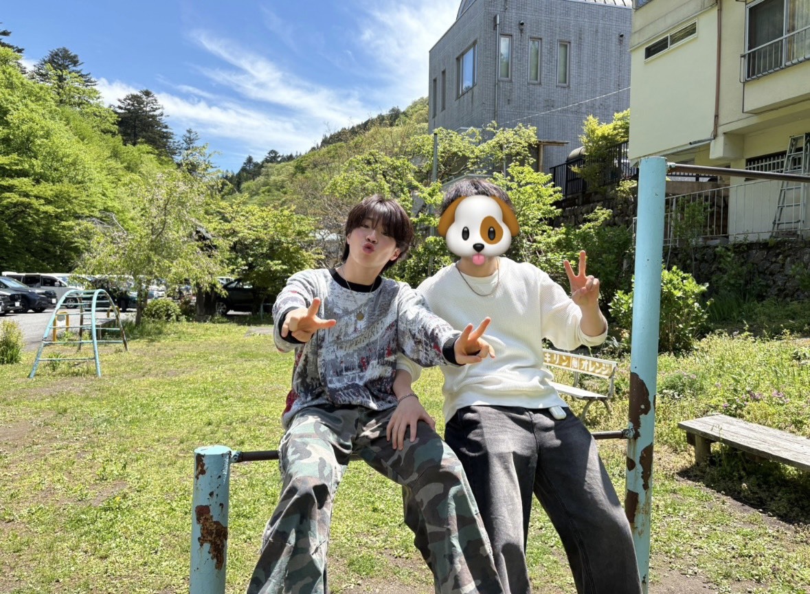 bmsg_trainee's tweet photo. ⸜ ✉️ #LETTER_FROM_KEITO ✨ ⸝

みなさーん！
最近、卵かけキムチ納豆ご飯にハマってるKEITOでーす！🐶
夜食にめちゃくちゃオススメだよん^^

そんなことは置いといて（笑）、今日は僕がLIVEで大好きなことについて話そうかなと思います！👀

僕、ライブに招待していただいた時って、もちろんパフォーマンスを見るのもすごく楽しみなんですけど、実は同じくらい楽しみにしてることがあるんです。
それは、LIVE中の観客のみなさんを見ること。

その日のために仕事を頑張ってきた人、バイトを頑張ってきた学生さん、誰かに誘われて来た人…きっとみんな全然違う人生を歩んでると思うんです。
でもLIVEが始まると、その瞬間だけは全員が同じ方向を見て、同じ熱を感じて、ひとつになる。
僕はその空間が本当に大好きなんです。

それぞれ違う人生を歩んできた人たちが、音楽ひとつで繋がるってすごく素敵ですよね。
僕自身もLIVEを見るたびに、たくさん勇気をもらえるし、「僕もこんな景色を作れるアーティストになりたい」って強く思います。

だからこそ、デビューしたらLIVEに来てくれた全員を絶対幸せにしたい！
みなさんの心をひとつにできるような最高のパフォーマンスを届けられるよう、これからも頑張ります！

ゴールデンウィークを満喫してる僕も添えて🐶

#KEITO
#BMSGTRAINEE #BMSG