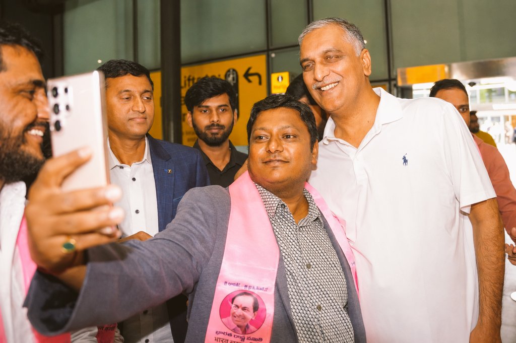 ASHOKDUSARI's tweet photo. మాజీ మంత్రి వర్యులు, తెలంగాణ ట్రబుల్ షూటర్, ఆరడుగుల బుల్లెట్, సిద్దిపేట ఎమ్మెల్యే, బీ.ఆర్.ఎస్ శాసనసభ పక్ష డిప్యూటీ ఫ్లోర్ లీడర్ శ్రీ తన్నీరు హరీష్ రావు గారికి హార్దిక జన్మదిన శుభాకాంక్షలు. 💐����

తెలంగాణ రాజకీయాల్లో ప్రత్యేకమైన ముద్ర వేసిన నాయకుడు...
ప్రజల కష్టాలను తన కష్టాలుగా భావించి, నిత్యం ప్రజాక్షేత్రంలో ఉండే ప్రజానాయకుడు...
పార్టీకి కష్టకాలంలో అండగా నిలిచే ట్రబుల్ షూటర్...

అసెంబ్లీలో తన వాగ్దాటి, విషయ పరిజ్ఞానంతో ప్రత్యర్థుల ఎత్తులను చిత్తు చేసే సమర్థ నాయకుడు...
అభిమానులకు, కార్యకర్తలకు ఎల్లప్పుడూ అందుబాటులో ఉండే ఆత్మీయ వ్యక్తిత్వం...

మాకు అత్యంత ఆత్మీయులు, ప్��జాసేవకు అంకితభావంతో పనిచేసే మాజీ మంత్రి, డిప్యూటీ ఫ్లోర్ లీడర్ శ్రీ హరీష్ రావు అన్నగారికి జన్మదిన శుభాకాంక్షలు తెలియజేస్తూ, మీరు ఆయురారోగ్యాలతో, ఆనందాలతో, మరెన్నో విజయాలతో ప్రజల ఆశీస్సులు పొందుతూ ముందుకు సాగాలని మనస్ఫూర్తిగా కోరుకుంటున్నాను.

మీ నాయకత్వం తెలంగాణ ప్రజలకు మరింత స్ఫూర్తినిస్తూ, ప్రజాసేవలో మరిన్ని మైలురాళ్లు అధిరోహించాలని ఆకాంక్షిస్తున్నాను.

జన్మదిన శుభాక��ంక్షలు హరీష్ అన్నా! 🌹🙏

#HappyBirthdayHarishAnna
#HarishRao
#BRS
#Telangana