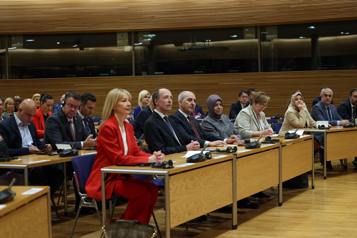 NumanKurtulmus's tweet photo. Helsinki’de, Finlandiya-Türkiye Parlamentolar Arası Dostluk Grubu ev sahipliğinde düzenlenen “Değişen Dünyada Türkiye: Bir Ortak, Bir Dengeleyici, Bir Stratejik Aktör” toplantısında Türkiye’nin bölgesel ve küresel rolünü değerlendirdik.

Küresel ve bölgesel anlamda sahip olduğu güç ve etkinlikle Türkiye Avrupa’nın geleceği açısından da önemli bir teminat ve zenginliktir.

Sorunlar ne kadar ağır olursa olsun, bölgesel ve küresel meselelerin diplomasi, diyalog ve karşılıklı anlayış temelinde çözülebileceğine inanıyor; bu anlayışla hareket ediyoruz.

Karşılıklı anlayışı ve iş birliğini güçlendiren bu toplantının, Türkiye-Finlandiya ilişkilerine ve ortak hedeflerimize önemli katkılar sağlayacağına inanıyorum. 🇹🇷🇫🇮