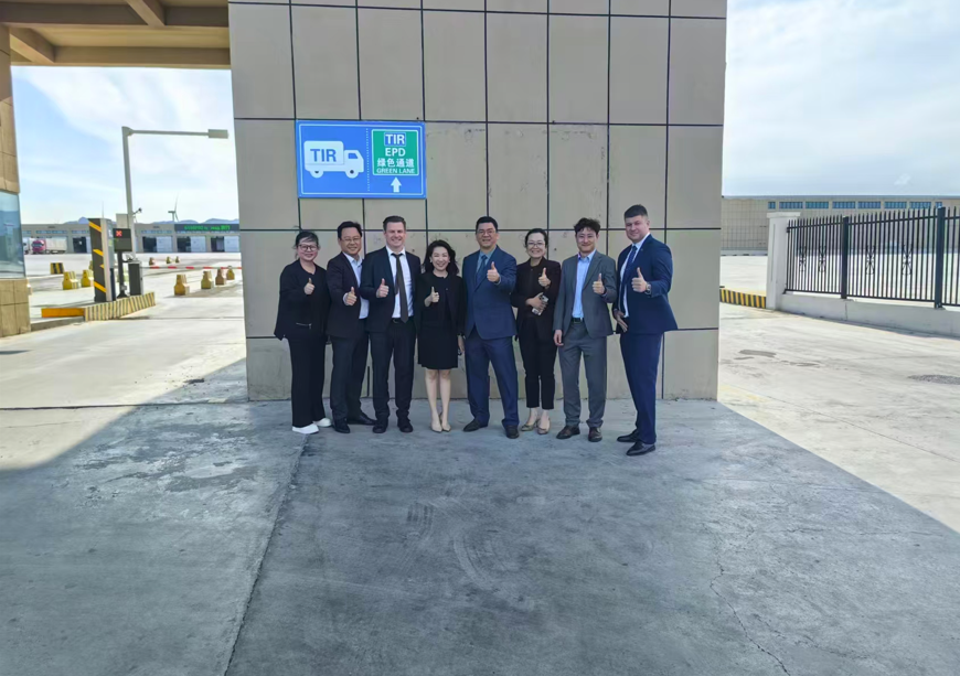 the_IRU's tweet photo. 🆕🚛 A new TIR Green Lane at the Alashankou border crossing between China and Kazakhstan is amplifying the benefits of the tried-and-tested TIR system.

Faster cross-border trade is absolutely possible!

Read more ➡️ https://t.co/LjpX3eQ8zB

#TIR https://t.co/LuSODn5jyq