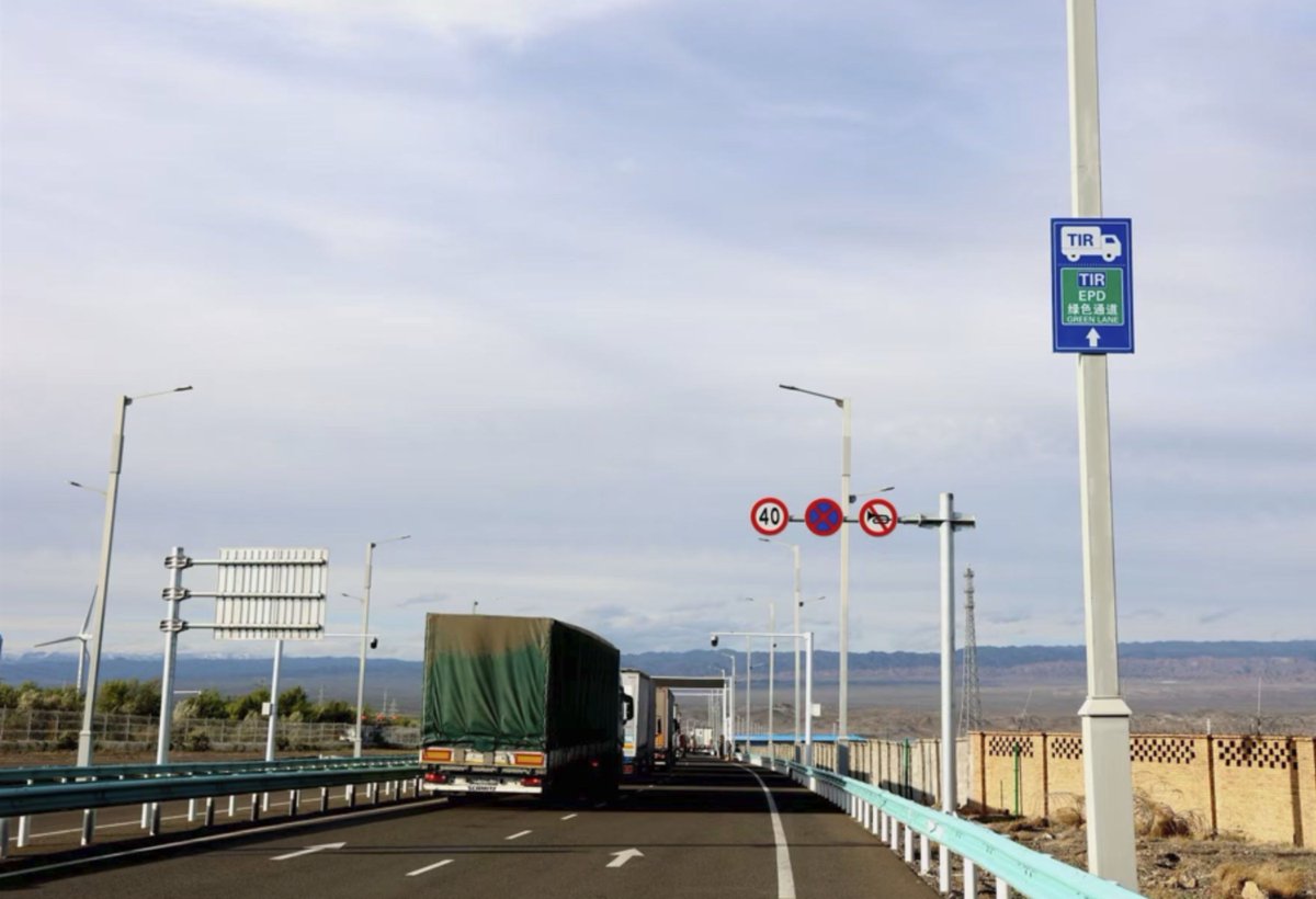 the_IRU's tweet photo. 🆕🚛 A new TIR Green Lane at the Alashankou border crossing between China and Kazakhstan is amplifying the benefits of the tried-and-tested TIR system.

Faster cross-border trade is absolutely possible!

Read more ➡️ https://t.co/LjpX3eQ8zB

#TIR https://t.co/LuSODn5jyq
