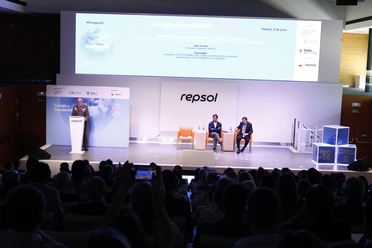 CECME_WEC's tweet photo. #JornadasEnerclub #Energeo26 @Enerclub  
Hablan sobre los Asuntos clave de la geopolítica mundial Javier Canalejo Ariza, subdirector de R.R.I.I. @repsol y el General de Brigada Víctor Bados Nieto @ieee_es https://t.co/G6forCvfLw
