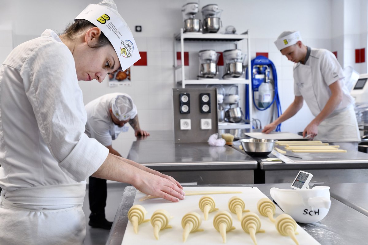 cnbpf's tweet photo. Deuxième journée du 🏆Concours National du Meilleur Croissant au Beurre 📍à Saint-Benoît ! 

Aujourd’hui, les candidats façonnent et cuisent leurs 🥐30 croissants avant la dégustation du jury. Le concours s’appuie sur deux jurys complémentaires : 

👉 Le jury de fabrication qui observe la technique et le déroulement du travail : respect du règlement, organisation, hygiène et maîtrise du tourage.  
👉 Le jury de dégustation qui analyse le produit final en évaluant la cuisson, la qualité du feuilletage, la forme, la régularité, la saveur et la texture de la mie. 

La remise des prix aura lieu à ⏰16h, à la CMA Formation de Saint-Benoît. Restez connectés pour connaitre le lauréat de cette 7e édition.  

#concours #croissant #viennoiserie #boulangerie #artisanat #excellence  

© Frédéric Vielcanet