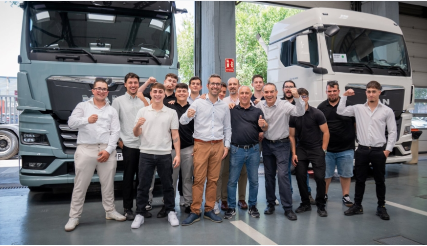 encamion's tweet photo. Academia de Aprendices de @MAN_Iberia  https://t.co/e15W1CiKk9 a través de @EnCamion MAN certifica nueva promoción de mecatrónicos. Además, Cámara Alemana ha avalado las competencias técnicas. #encamion #academia #MANtruckandbus https://t.co/Zbk7wWf0vE