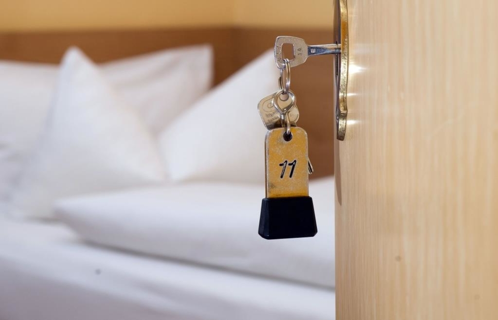 pnp's tweet photo. Hotel in Lam lehnt Buchung mit antisemitischer Begründung ab – Juniorchef entschuldigt sich https://t.co/ITCmNofw5M https://t.co/UJ0ZmMIvUZ