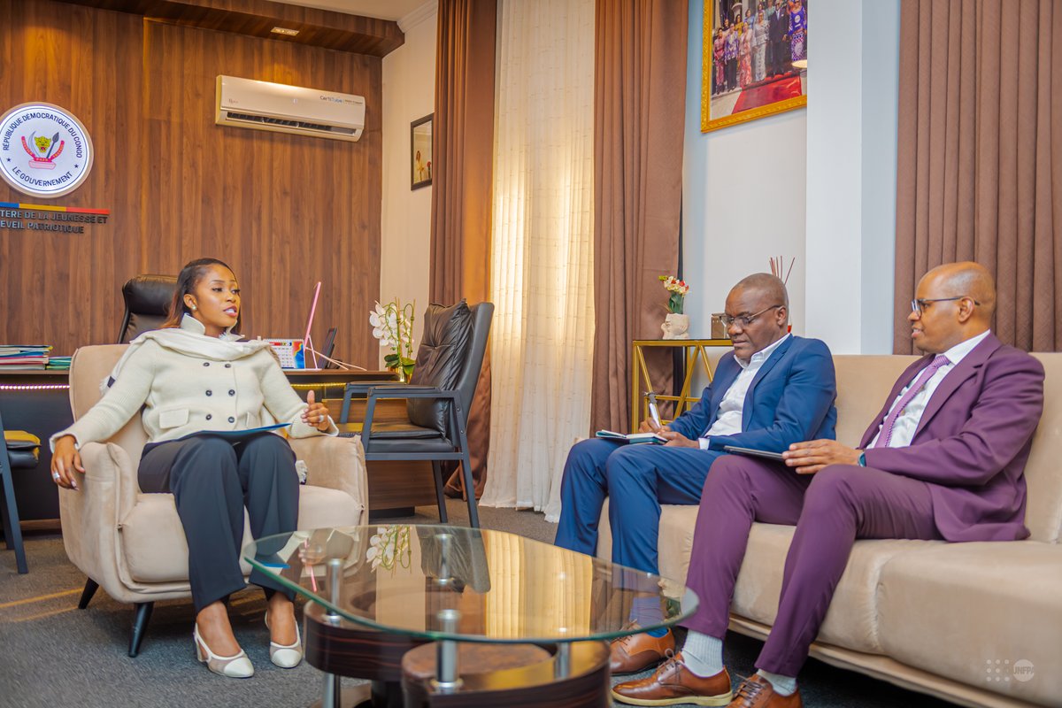 UNFPARDC's tweet photo. 𝗟𝗮 𝗷𝗲𝘂𝗻𝗲𝘀𝘀𝗲 𝗰𝗼𝗻𝗴𝗼𝗹𝗮𝗶𝘀𝗲 𝗮𝘂 𝗰œ𝘂𝗿 𝗱𝗲𝘀 𝗽𝗿𝗶𝗼𝗿𝗶𝘁𝗲́𝘀 𝗻𝗮𝘁𝗶𝗼𝗻𝗮𝗹𝗲𝘀

Reçus en audience par Son Excellence Madame Grace Emie Kutino Ministre de la Jeunesse et Éveil Patriotique, le Représentant de #UNFPA en RDC, Alain Akpadji, et le Représentant de l’UNESCO, Isaias Barreto Da Rosa, ont échangé sur plusieurs initiatives stratégiques visant à renforcer la participation et l’autonomisation des jeunes en République Démocratique du Congo.

Les discussions ont porté notamment  : 
🟠 Le Programme conjoint des Nations Unies pour les jeunes;
🟠 La révision de la Politique Nationale de la Jeunesse; 
🟠 Le Deuxième Recensement Général de la Population et de l’Habitat.

La Ministre a réaffirmé son engagement à accompagner la mise en œuvre des Fan Zones Citoyennes 2026, une initiative innovante qui mettra la passion du football au service de la mobilisation citoyenne autour du recensement. Elle a également présenté la « Carte Avantage Jeunes », un programme destiné à élargir l’accès des jeunes aux opportunités de développement, d’insertion et d’épanouissement.

Cette rencontre témoigne d’une vision partagée : investir dans la jeunesse, renforcer sa participation et lui donner les moyens de contribuer pleinement à la construction d’une RDC plus forte, plus inclusive et tournée vers l’avenir.

#RDC #Jeunesse #Recensement #Population #Habitat
@jeunesseEP_RDC @UNESCOKinshasa @ONURDCongo