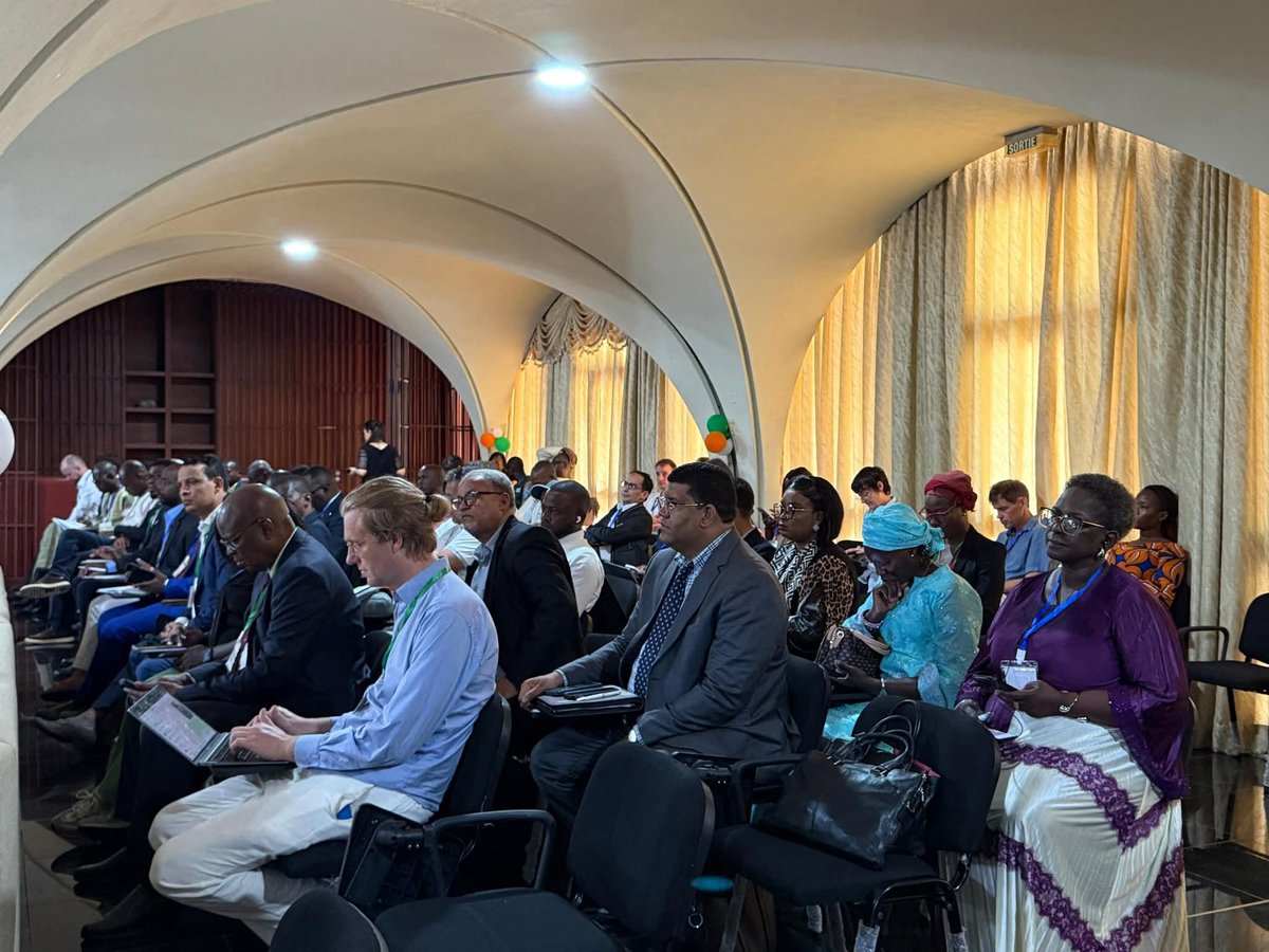 JimmyKalenga3's tweet photo. Démarrage hier à #Yamoussoukro #Côtedivoire de la #conférence #internationale #multi-réseaux #MINING THE CONNECTIONS 3. Après la conférence d'ouverture dans la salle le salon d'honneur, je suis intervenu dans le panel #Souveraineté #minérale et #transition #énergétique dans la salle C240 du site sud de l'institut #National #Polytechnique #Félix-Houphouet #INP-#HB. Ma communication a porté sur ÷ #Extraction et #valorisation des #minerais #stratégiques en #RDC.Du #changement #climatique à la #transition #énergétique pour un #développement #durable, cas du #modèle de #développement de la #Chefferie des #Bayeke à #Bunkeya.
