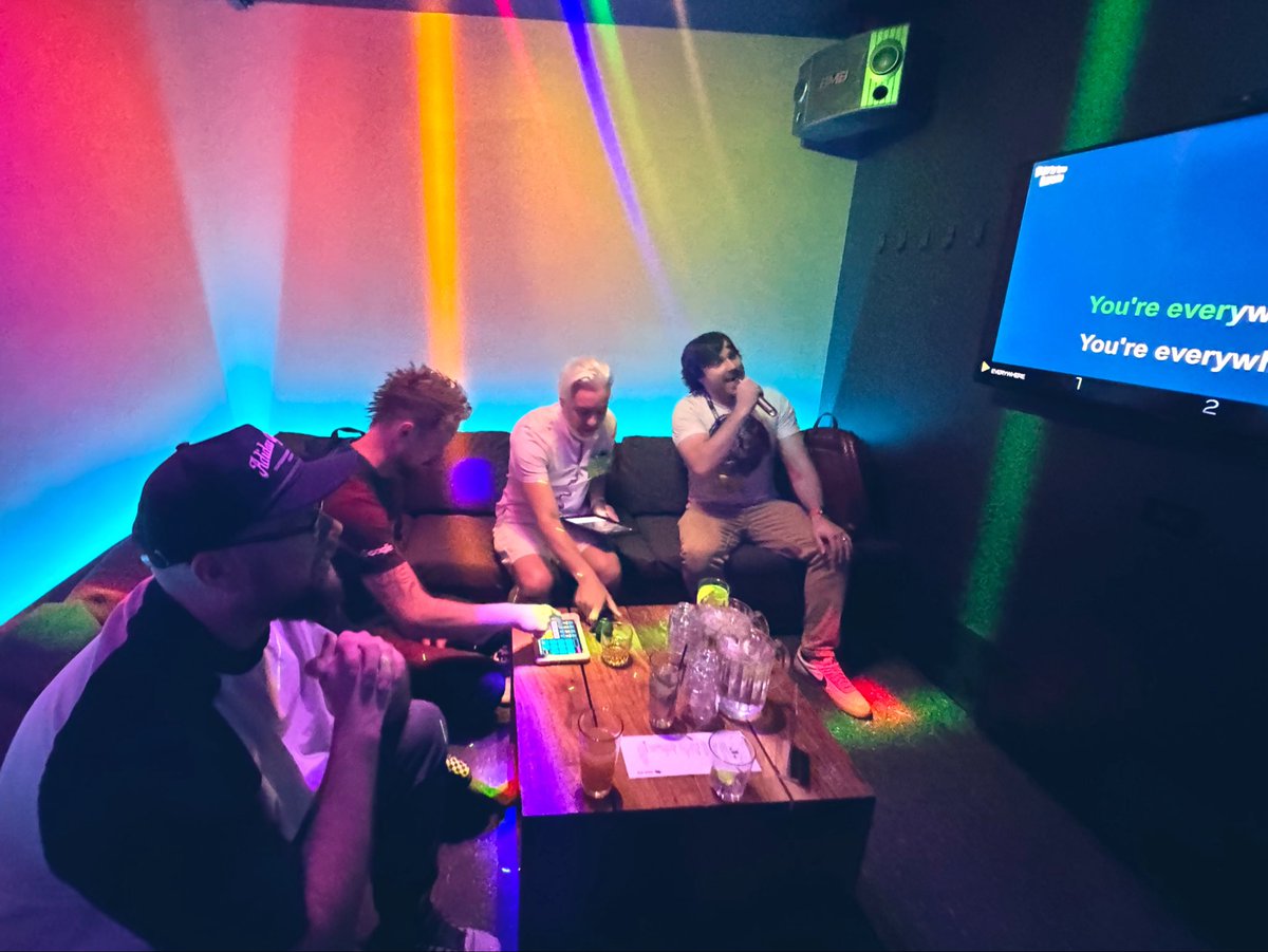 RoxanaCodes's tweet photo. Harmonizing/screaming with super fun folks is always a great way to wrap up a tech conference. 😆🔥
@CascadiaJS #CascadiaJS https://t.co/g1YmoKh1pV