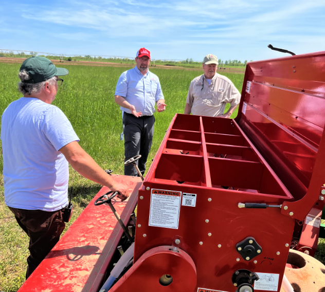 AginArk's tweet photo. “Go, go, go!” 
Larry Galligan — new director — brings a farming background and a degree in entomology to keep the @ArkAgResearch Vegetable Research Station rolling.
https://t.co/S5swxmMtYD https://t.co/jUbHqb8jpQ