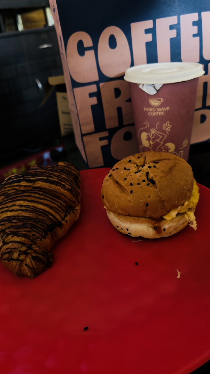 TechWiz97's tweet photo. Mid-week lunch scenes be bunny:)🍔☕️🥐 https://t.co/QXblkogZJI