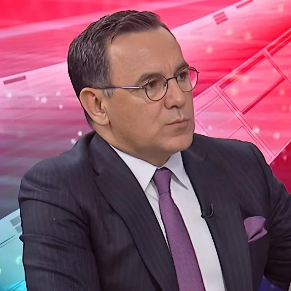 turkcegundemtr's tweet photo. Deniz Zeyrek:

"Cumhurbaşkanı bütün AKP delegelerine saat hediye etti.

Bu insanların kararını etkileyecek bir şey değil mi?"

AKP delegelerinin AKP'ye kayıt olduklarındaki mali durumuyla bugünkü mali durumlarını merak ediyor musunuz?

MASAK kayıtlarına bakıyor musunuz?" https://t.co/Qv3DbxUZz6