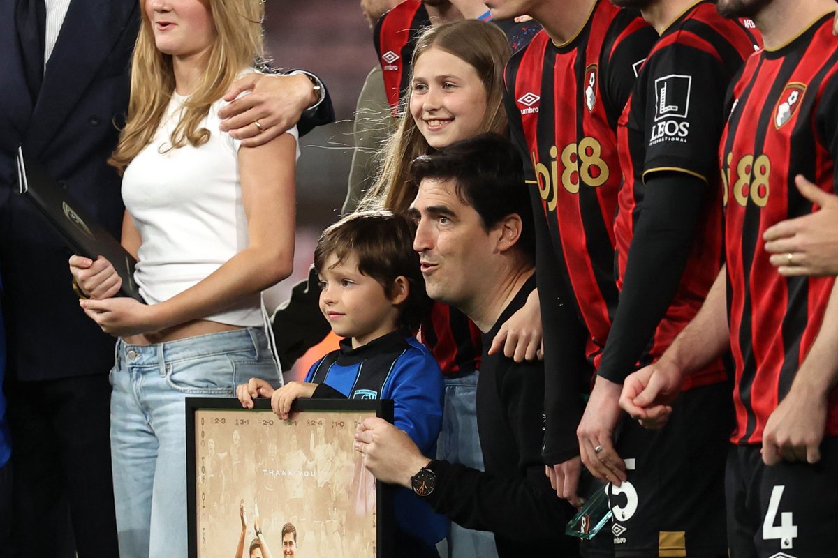 Liverpoolcom_'s tweet photo. Andoni Iraola revealed wife and children made 'big sacrifice' after Arne Slot family admission #LFC 🔴✍️

https://t.co/Ef8yFPOUg7 https://t.co/yEDYaiEyzO