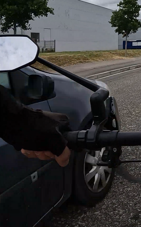 VeloToulousain's tweet photo. Rappel aux #automobilistes : distance de sécurité minimale de 1 m lors du dépassement d'un #cycliste en ville. Si quelqu'un arrive en face, patientez juste quelques secondes => article #R414-4 du Code de la route https://t.co/8eUJ9vb9N5