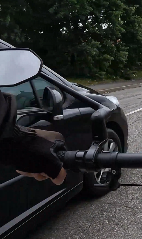 VeloToulousain's tweet photo. Rappel aux #automobilistes : distance de sécurité minimale de 1 m lors du dépassement d'un #cycliste en ville. Si quelqu'un arrive en face, patientez juste quelques secondes => article #R414-4 du Code de la route https://t.co/8eUJ9vb9N5