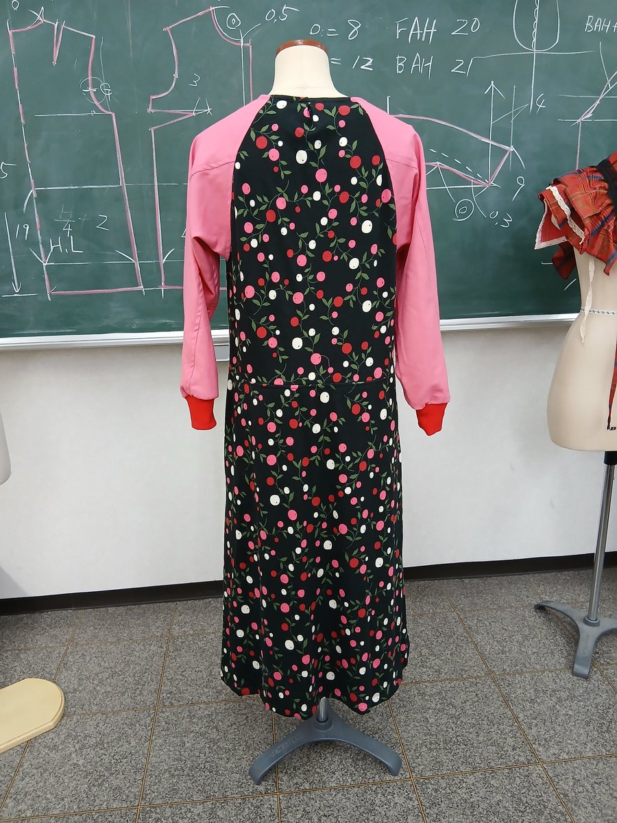 toringopan's tweet photo. 4~5月に作ったもの
昭和なワンピース🍒🖤
前回の半袖チャイナ同様、冬に作ったジャージからパターンを展開🪡前の切り替えにポケット付きで実用性◎ボタンは多分本物の昭和やーつ👵スムースニット×ウールなので着るのは次の冬🥲
赤×ピンクがだーいすき❤️🩷 https://t.co/8MeZNIW7Hg