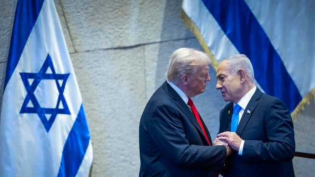 IsraelGaley's tweet photo. שיחת הצעקות? "שקר מוחלט"

אריאל סנדר, ראש מטה המפלגה הרפובליקנית בישראל, לפתחי וזמרי בעם: "לצערי הפייק המטורלל הזה כבר פושה במחוזותינו. לא היה בשיחה הזאת שום דבר אישי – לא על חנינה, לא על כלא ולא על קללות. זה שקר מוחלט! הייתה שם שיחה בריאה וקשה, כי שניהם מגיעים מהרמה האסטרטגית. יש החלטה משותפת של שני המנהיגים הללו שהמאמץ העיקרי הוא איראן והמשני הוא לבנון, ושום דבר לא השתנה. אם ראש הממשלה חושב שצריך לשנות את האסטרטגיה ו'כלו כל הקיצין', יש לו טלפון ישיר לנשיא ארצות הברית. אבל כל הדיווחים האלה על צעקות וקללות? זה פשוט לא מתחבר"

צילום: יונתן זינדל, פלאש 90