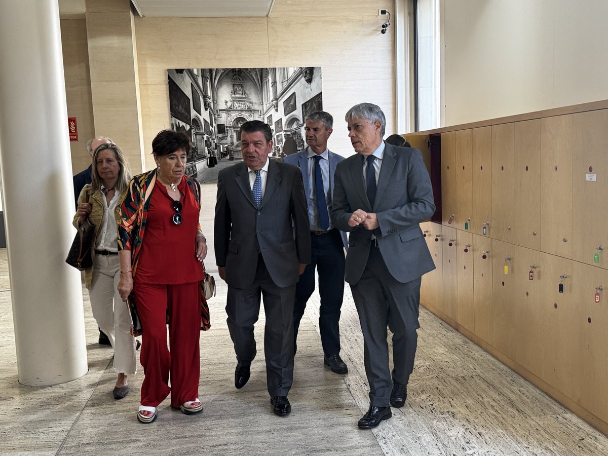 LeonAyto's tweet photo. La concejala de @aytoleoncultura, Elena Aguado, ha acompañado este miércoles al consejero de Presidencia de la @jcyl, Luis Miguel González, en una visita guiada a la muestra ‘Reina Ella. Urraca I de León [1109-1126]’, abierta hasta el próximo 7 de junio, en el Museo de León. https://t.co/J9ioUAPOuX