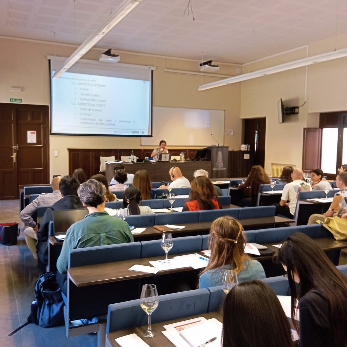 IfapaJunta's tweet photo. El #IFAPA participa en las V Jornadas Internacionales sobre la Interpretación del #Lenguaje del #Vino, un evento organizado por @factradUGR 🍷

Se han presentado los resultados de investigación del proyecto #INVALAC sobre maridajes de #quesos de cabra y vinos de la DOP Granada🧀 https://t.co/ZZZ0DpkC6u
