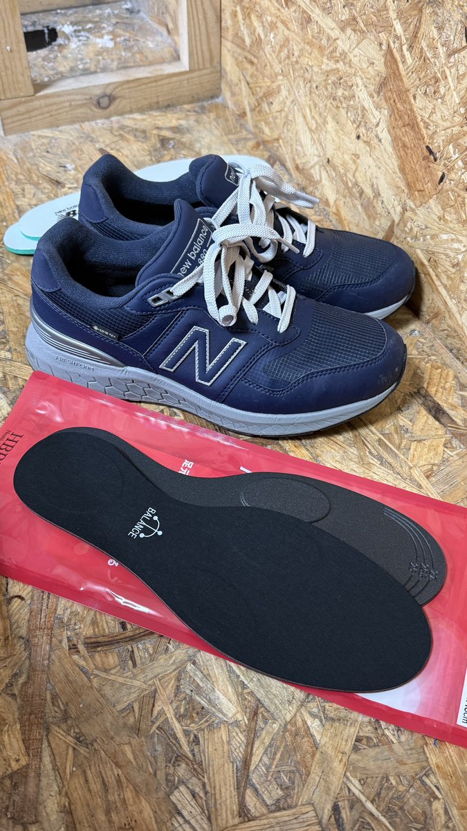 n_jkf's tweet photo. もう普段履きは全部赤に変えていく流れです。

カットして削り出し

バランス工房インソールは赤だけで良いって意味がわかってきたー https://t.co/2YThYRJoAX