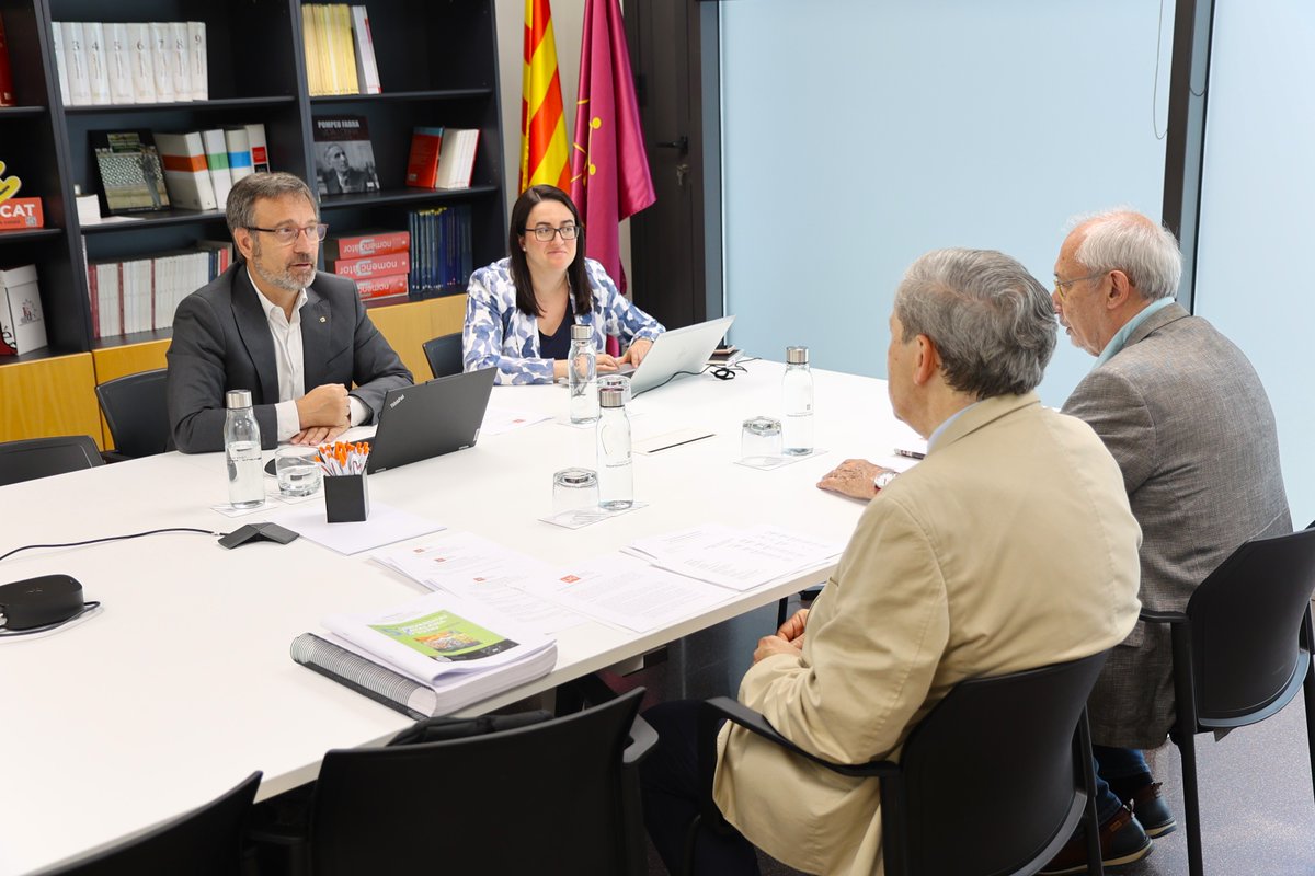 llenguacatalana's tweet photo. El conseller @VilaFx s’ha reunit amb representants de @UCE_CAT per abordar noves vies de col·laboració. Durant la reunió, s’ha acordat impulsar cursos de català i aranès en el marc de la Universitat Catalana d’Estiu. https://t.co/rlN24ifKws