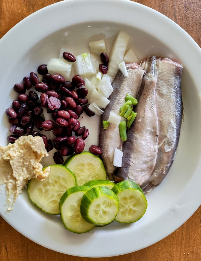 teemutast's tweet photo. Vaihteeksi hapansilakkaa lounaaksi. Seurana sipulisilppua, mustia papuja, hummusta ja kurkkua. Syödään Itämeri puhtaaksi! 🐟🍽️😋 https://t.co/NOVEUFgvo7