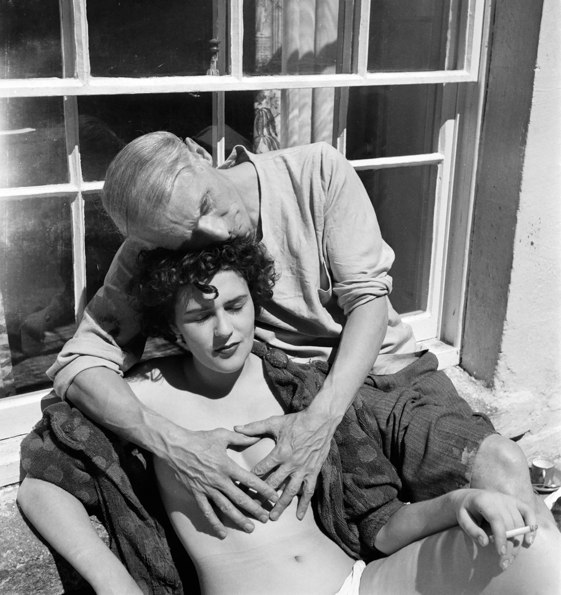 matesemo's tweet photo. Leonora Carrington sufrió una violación grupal en Madrid por parte de una manada de requetés: “ Me llevaron a una habitación decorada con elementos chinos, me arrojaron sobre una cama, y después de arrancarme las ropas me violaron el uno después del otro” (Enlace en comentarios) https://t.co/O5HkjNIDQ5