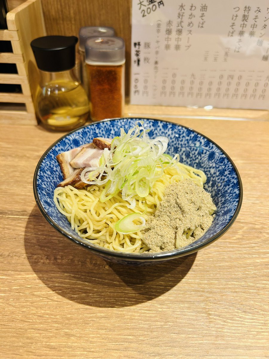 tomowks's tweet photo. 東根市「中華そば水好」塩チャーシュー麺
今日はチャーシューが主役のオーダー🐷
３種類それぞれ美味しくな〜れと溺愛されて作ってくれたのが分かる温かい美味しさです☺️
塩スープはキリっとして美味しかった〜🕺✨
煮干しな和え玉も楽しめました🥳 https://t.co/tPyfN7dUsI