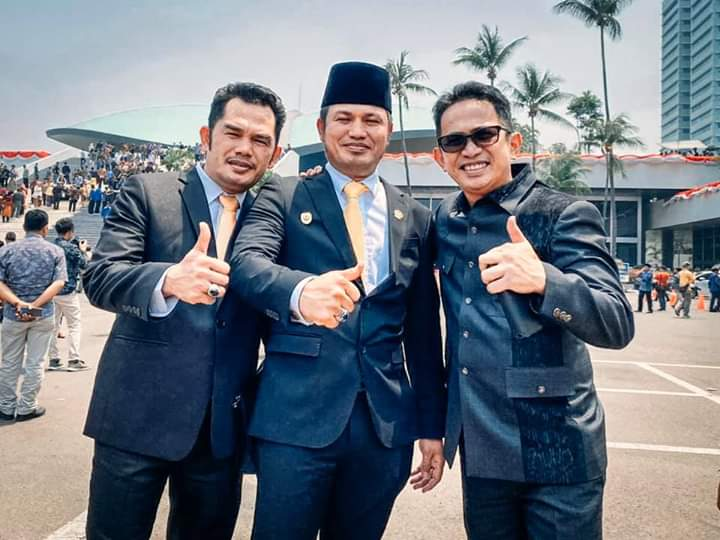dimarsasongko98's tweet photo. Di Kalimantan Timur, satu keluarga pegang hampir semua kunci kekuasaan:

Rudy Mas'ud :  Gubernur. 
Hasanuddin Mas'ud (kakak kandung) :  Ketua DPRD yang harusnya mengawasi Gubernur. 
Rahmad Mas'ud : Wali Kota Balikpapan. 
Syahariah Mas'ud : anggota DPRD Kaltim. 
Hijrah Mas'ud :  Tim Ahli Gubernur (sampai dicopot setelah diprotes).

Semua Golkar. 
Semua satu trah. 
Eksekutif dan legislatif. 
Pengawas dan yang diawasi.