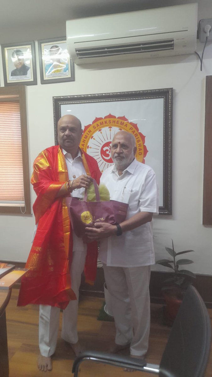 Govindhari_R's tweet photo. Delighted to meet and greet Basavaraju Srinivas Garu, Chairman of the Brahmin Samkshema Parishad, at his office today. 🙏

#BrahminSamkshemaParishad #CommunityService #Leadership #GovindHari https://t.co/r9BdfE4iBk