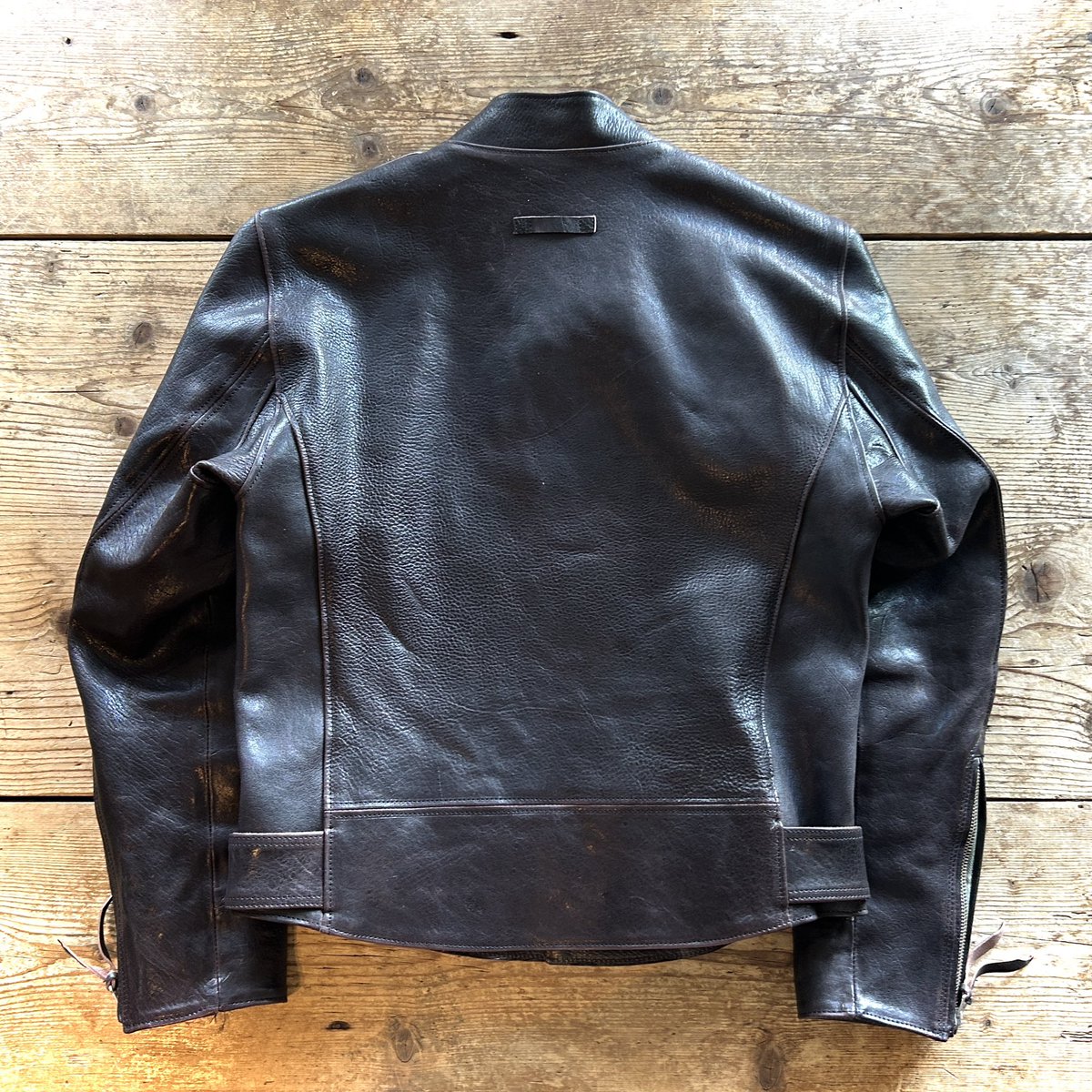 unionjap's tweet photo. ♣ ♣ ♣

【NEW】

良い革が手に入ったので
今年の☃️冬
バイク乗る用に1着作りました！

Vegetables MADE leathers
lot no.VEG-011 
『Playa Del Rey』Owner's special

Genuine leather/Horse 1.7~2.0mm
Tanner/Horween 🇺🇸
Tanning/Vegetable
Zip/Waldes
Color/ Dark brown https://t.co/QlmpcfXqnY