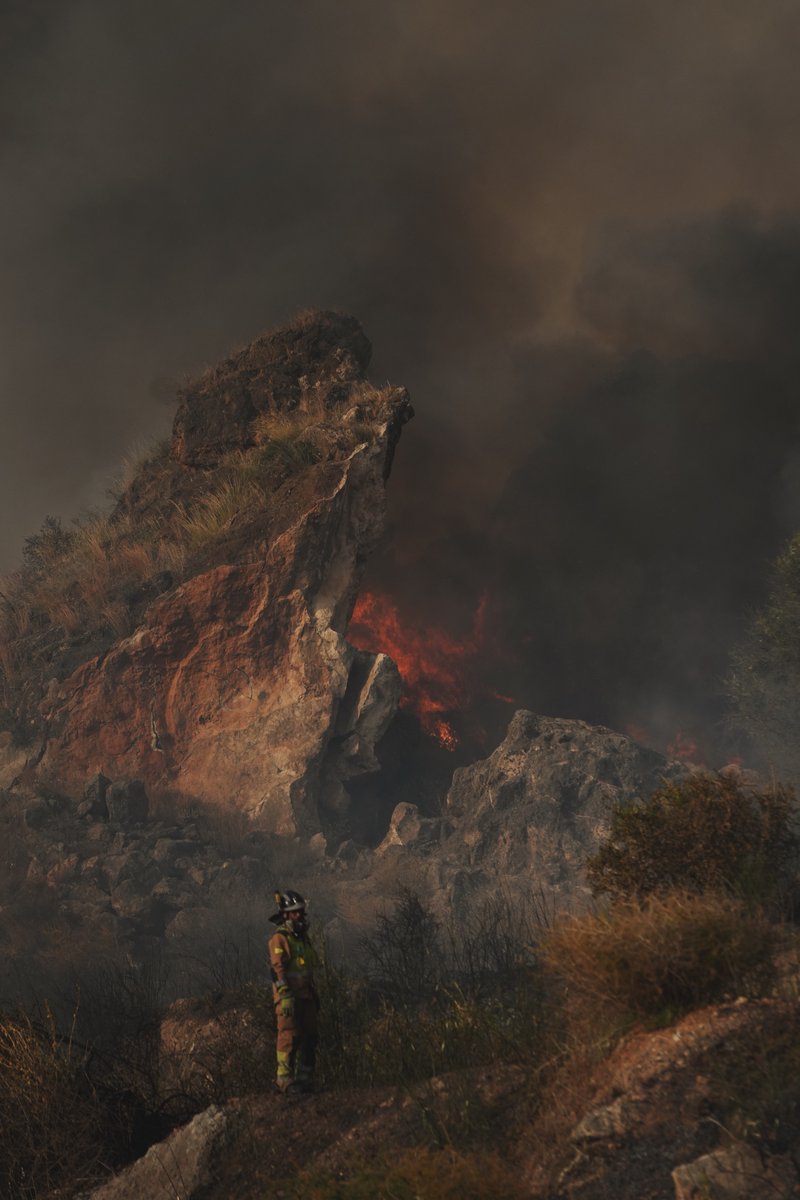 alfonsoduranfot's tweet photo. Cerca de 400 efectivos luchan contra un incendio en Murcia que fuerza el desalojo de unas 100 personas.
Un bombero observa las llamas del incendio, cerca de Los Garres (Murcia).
📷 Alfonso Durán 
#Murcia #Incendio https://t.co/xbPcbcc3UC