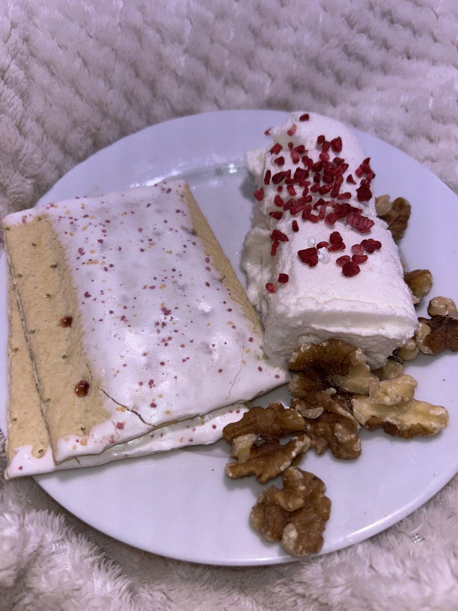 fawndller's tweet photo. i was stoned yesterday and ate this as an omad 🙏🏻 https://t.co/P5mnTG4YUt